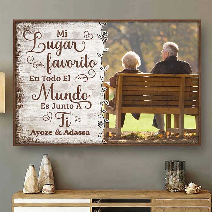 Mi Lugar Favorito Es Junto A Ti - Subir Imagen, Regalo Para Parejas, Marido Y Mujer - Personalized Horizontal Poster Spanish